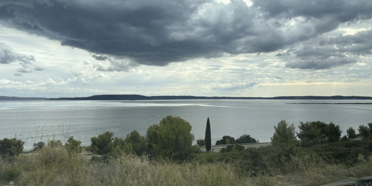 La zone de l'étang de Berre pourrait subir de très fortes précipitations ce dimanche 27 octobre (Crédit Gomet')