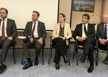 Olga Givernet (au centre) entourée des ministres (actuels et anciens) lors d'une visite à Fos le 14 novembre 2024 (Crédit DR)