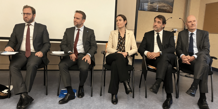 Olga Givernet (au centre) entourée des ministres (actuels et anciens) lors d'une visite à Fos le 14 novembre 2024 (Crédit DR)