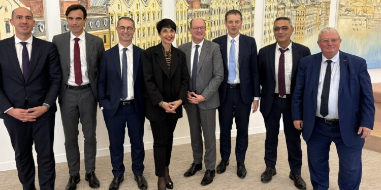 Christine Fabresse, la présidente du Groupe Habitat en Région entourée par les différents directeurs des entreprises du groupe de logement social (Crédit Gomet')