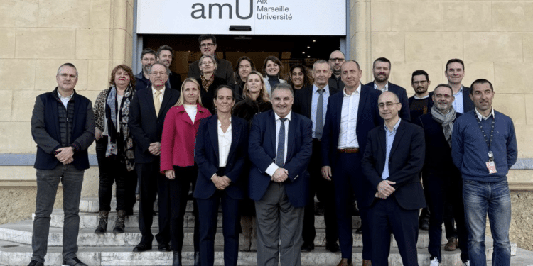 Les signataires de l'accord cadre AMU - TechnicAtome (Crédit AMU)