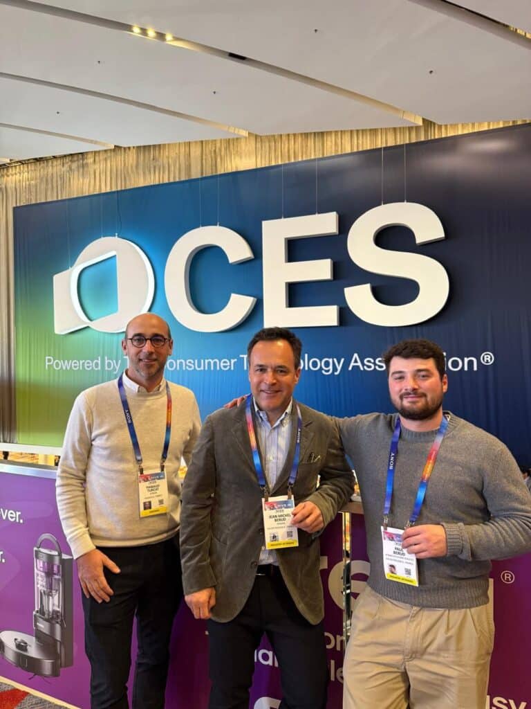 La délégation de Jfmar (de gauche à droite Thibaud Turcat, directeur flotte, Jean Michel Berud, CEO et Paul Bérud, head innovation) au CES 2025, crédit photo Jifmar.