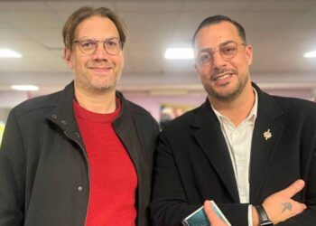 Hendrik Davi et Sébastien Delogu (LFI) côte à côte lors de l'assemblée organisée par les comités NFP, vendredi 17 janvier (crédit : JRG / Gomet')