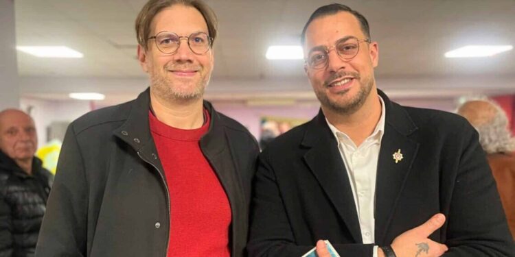 Hendrik Davi et Sébastien Delogu (LFI) côte à côte lors de l'assemblée organisée par les comités NFP, vendredi 17 janvier (crédit : JRG / Gomet')