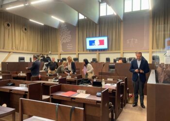 Julien Ravier et Yves Moraine attendent le début de leur procès pour fausses procurations, en octobre 2024, à la caserne du Muy (crédit : JRG / Gomet')