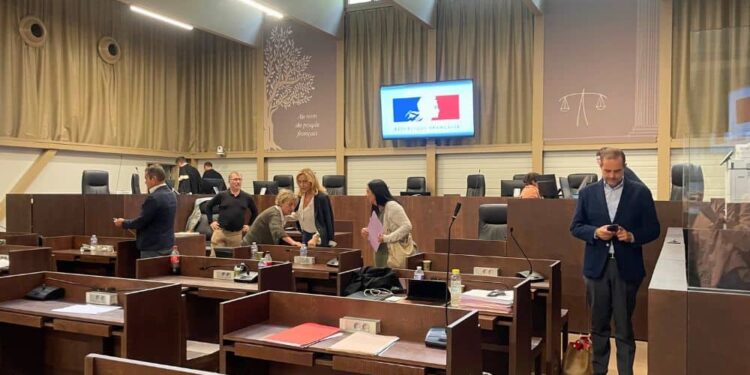 Julien Ravier et Yves Moraine attendent le début de leur procès pour fausses procurations, en octobre 2024, à la caserne du Muy (crédit : JRG / Gomet')