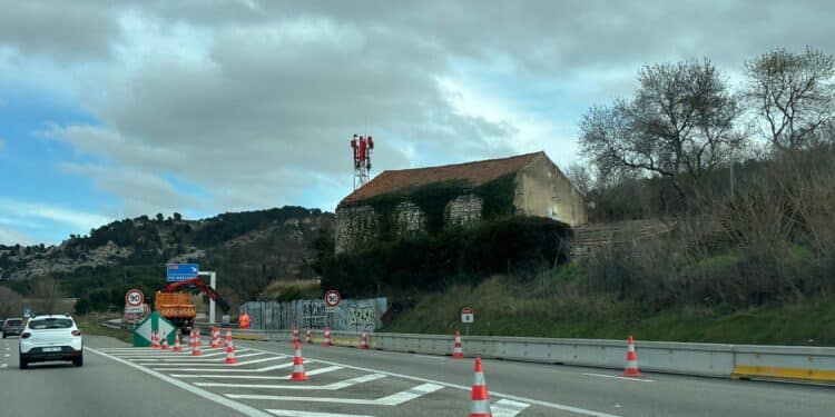 Opération de sécurisation en cours sur la bretelle d'accès à l'A55 depuis l'A7 au niveau des Pennes-Mirabeau (Crédit Gomet')