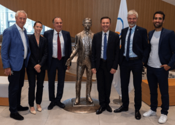 Les représentants des organisateurs des JO d'hiver, notamment le président de la région Sud Renaud Muselier, son homologue de la région AURA Laaurent Wauquiez et l'athlète Martin Fourcade (tout à gauche) (crédit : DR/CIO)