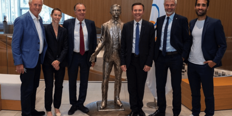 Les représentants des organisateurs des JO d'hiver, notamment le président de la région Sud Renaud Muselier, son homologue de la région AURA Laaurent Wauquiez et l'athlète Martin Fourcade (tout à gauche) (crédit : DR/CIO)