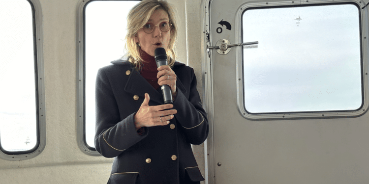 Agnès Pannier-Runacher en décembre 2023 en visite à Port de Bouc à bord du navire Helios (Crédit archives Gomet')