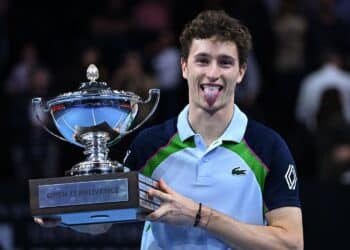 Ugo Humbert soulevant le tropée de l'Open 13 Provence 2025: , crédits photo : Open 13 Provence