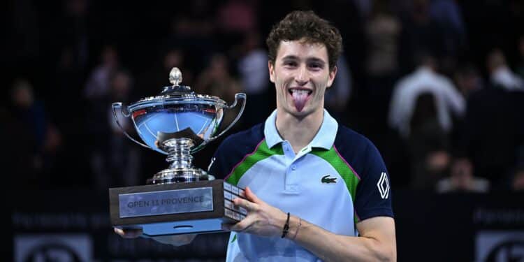 Ugo Humbert soulevant le tropée de l'Open 13 Provence 2025: , crédits photo : Open 13 Provence