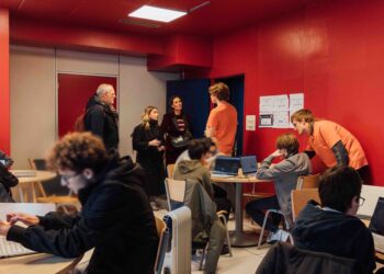 Isabelle Simon (SFR) en visite dans le centre Tumo de La Plateforme (Crédit SRF)