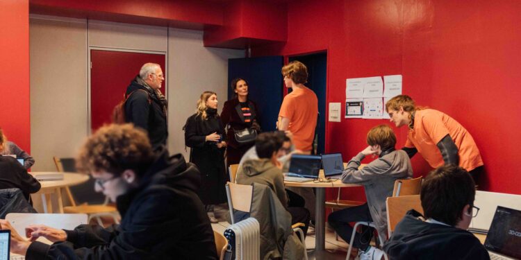 Isabelle Simon (SFR) en visite dans le centre Tumo de La Plateforme (Crédit SRF)