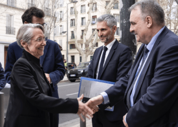 Eric Berton accueille Elisabeth Borne à la Cisam jeudi 13 mars 2025. Photo Elea Ropiot Amu