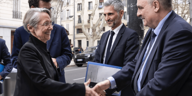 Eric Berton accueille Elisabeth Borne à la Cisam jeudi 13 mars 2025. Photo Elea Ropiot Amu