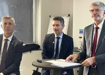 De gauche à droite : Karim Touati, directeur régional SNCF Réseau, Jérôme Bini , directeur régional SNCF des Gares Su d Provence-Alpes-Côte d'azur et le vice-président régional aux transports Jean-Pierre Serrus (crédit : JRG / Gomet')