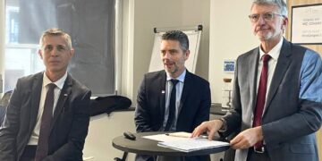 De gauche à droite : Karim Touati, directeur régional SNCF Réseau, Jérôme Bini , directeur régional SNCF des Gares Su d Provence-Alpes-Côte d'azur et le vice-président régional aux transports Jean-Pierre Serrus (crédit : JRG / Gomet')