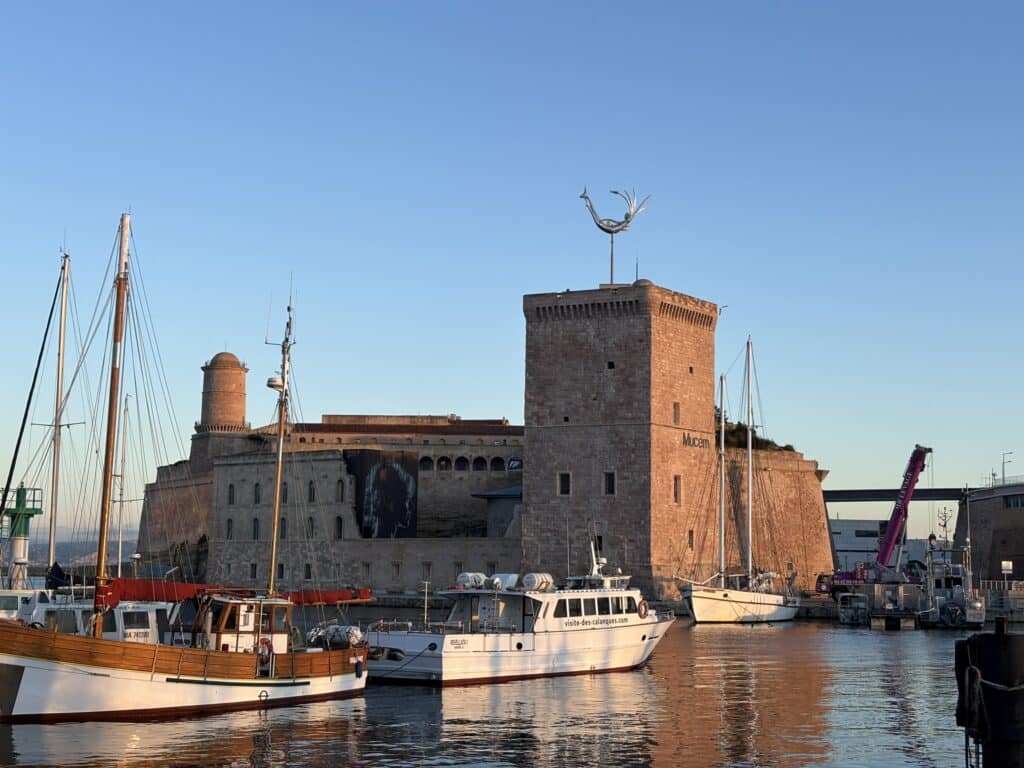 La sculpture-girouette de Laure Prouvost installée au sommet de la tour du roi René du Mucem (Crédit Gomet')