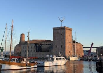 La sculpture-girouette de Laure Prouvost installée au sommet de la tour du roi René du Mucem (Crédit Gomet')
