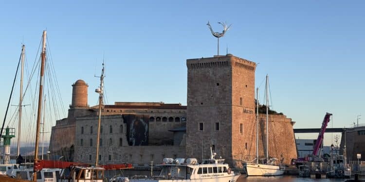 La sculpture-girouette de Laure Prouvost installée au sommet de la tour du roi René du Mucem (Crédit Gomet')