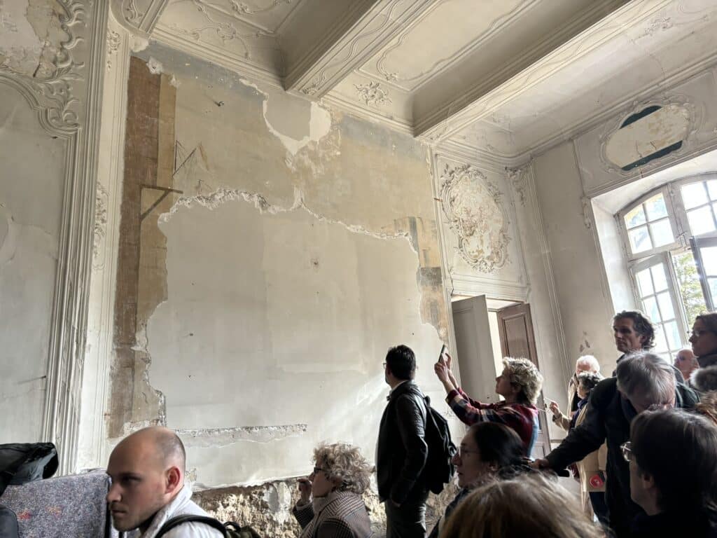 Un reste de fresque peinte par Cezanne découvert lors des travaux de restauration dans le grand salon de la bastide du Jas de Bouffan (Crédit Gomet'/février 2024)