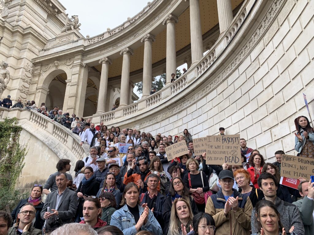 Rassemblement "Stand up for science" devant le Musée d'Histoire Naturelle à Marseille