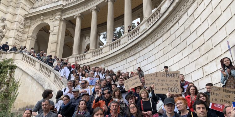 Rassemblement "Stand up for science" devant le Musée d'Histoire Naturelle à Marseille