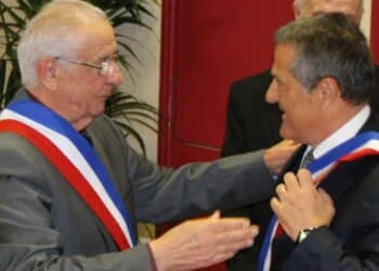 Georges Rosso remet son écharpe de Premier adjoint à Paul Sabatino en 2020. Crédits photo : ville du Rove