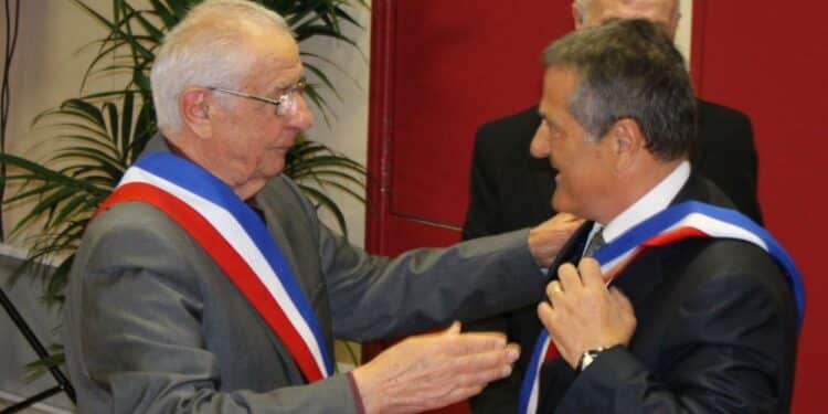 Georges Rosso remet son écharpe de Premier adjoint à Paul Sabatino en 2020. Crédits photo : ville du Rove