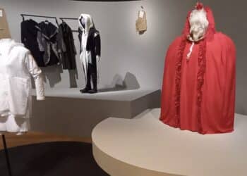 3 costumes de la cérémonie des JO 2024 entrent au Mucem