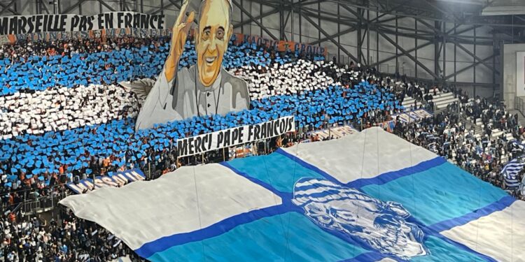 [En image] L’hommage de l’Orange Vélodrome au pape François