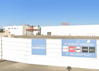 Vue de la galerie Barnéoud quelques mois avant que le Géant Casino ne devienne Intermarché Plan-de-Campagne