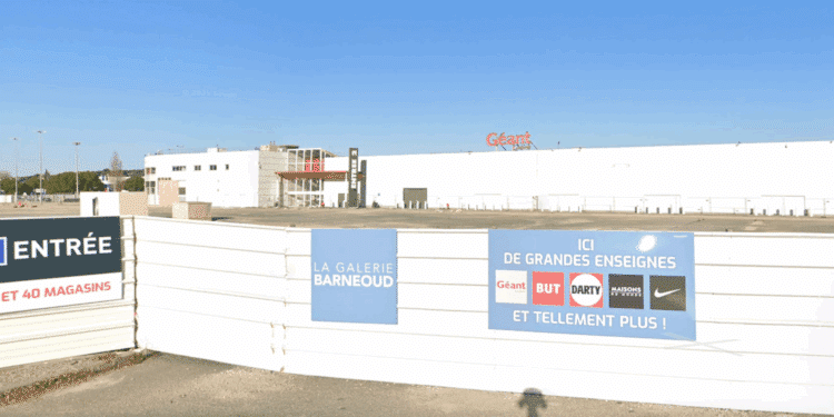 Vue de la galerie Barnéoud quelques mois avant que le Géant Casino ne devienne Intermarché Plan-de-Campagne