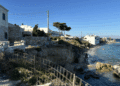 Bâtiments menacés en Grèce sur l'île de Paros en raison de l'érosion du trait de côte