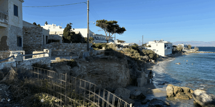 Bâtiments menacés en Grèce sur l'île de Paros en raison de l'érosion du trait de côte