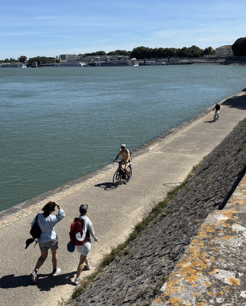 Vélo Arles sur les quais du Rhône