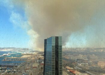 panache fumée à Marseille suite à l'incendie aux Pennes-Mirabeau (Crédit Gomet'/CE)