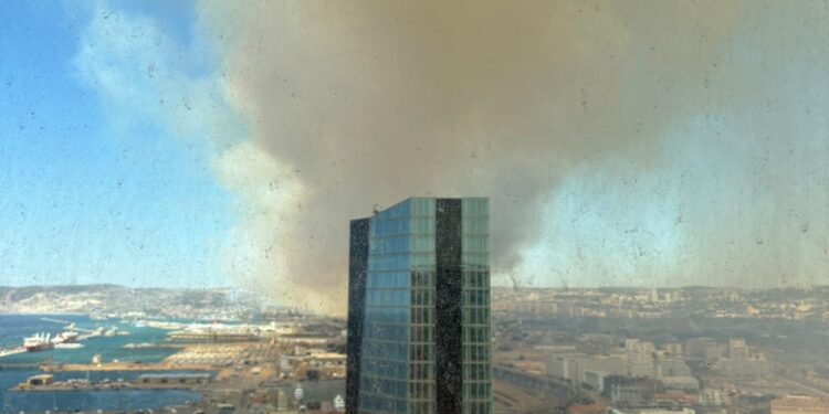 panache fumée à Marseille suite à l'incendie aux Pennes-Mirabeau (Crédit Gomet'/CE)