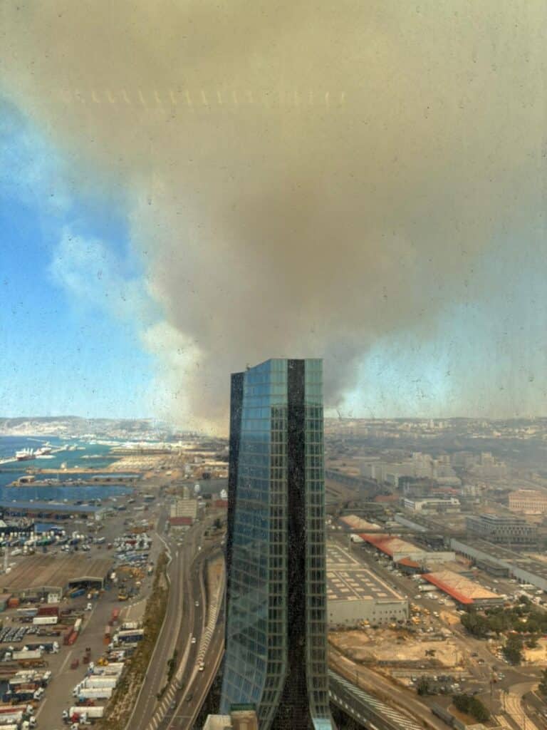 panache fumée à Marseille suite à l'incendie aux Pennes-Mirabeau (Crédit Gomet'/CE)