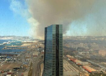 panache fumée à Marseille suite à l'incendie aux Pennes-Mirabeau (Crédit Gomet'/CE)