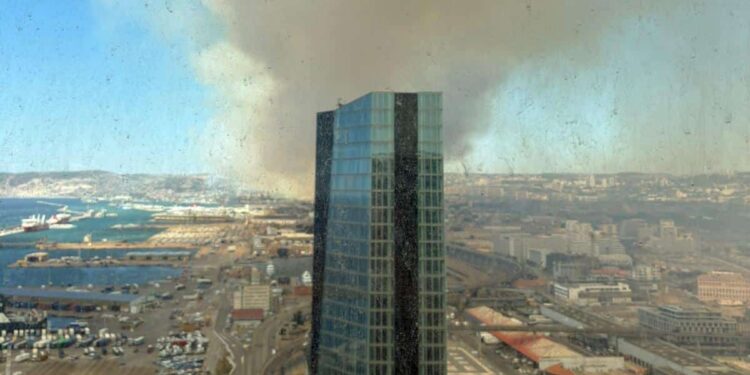 panache fumée à Marseille suite à l'incendie aux Pennes-Mirabeau (Crédit Gomet'/CE)