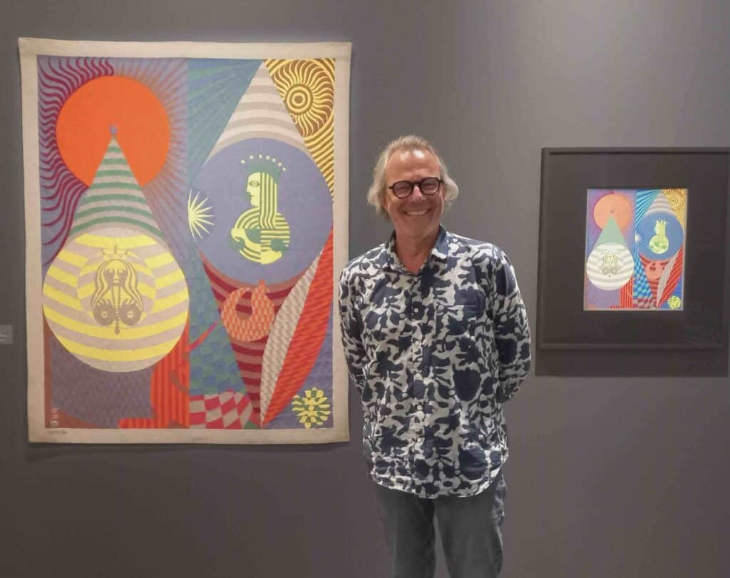 Pierre Vasarely, petit-fils de Victor et de Claire, devant une tapisserie de sagard-mère (©DV)