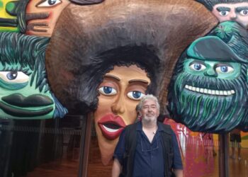 Hervé Di Rosa à l’entrée de l’exposition « Un air de famille » ©DV