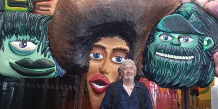 Hervé Di Rosa à l’entrée de l’exposition « Un air de famille » ©DV