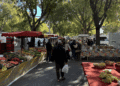 Le grand marché en plein air boulevard des Lices chaque samedi matin à Arles (Crédit Gomet')