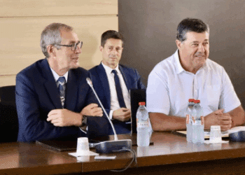 Damien Vanoverschelde (à gauche) avec Jean-Marc Perrin (Crédit 13 Habitat)