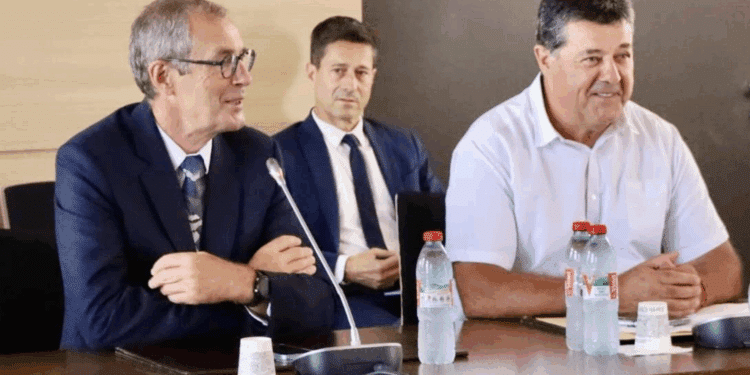 Damien Vanoverschelde (à gauche) avec Jean-Marc Perrin (Crédit 13 Habitat)