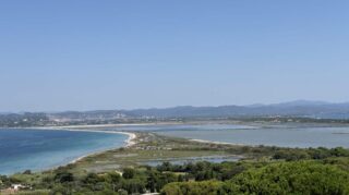 Vue de la plage de l'Almanarre et des salins d'Hyères depuis les hauteurs de Giens (Crédit Gomet')