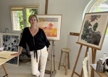 Alexandra Deman à Giens dans son atelier (Crédit Gomet')